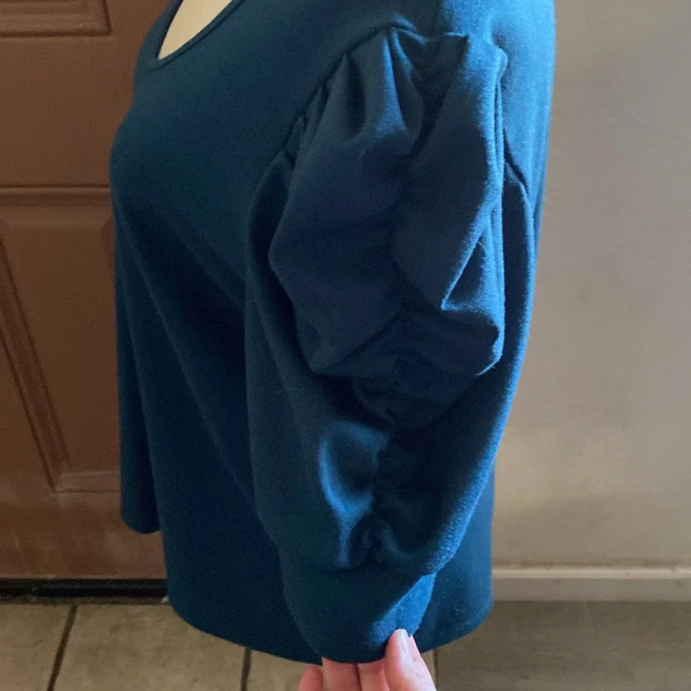 Ruffles🌬️🌫️🪽On Edges Top - Picture 12 of 17